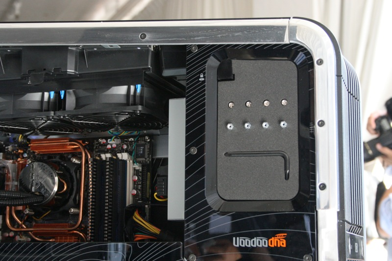 Illustration for article titled The Love Child of HP and Voodoo: Blackbird 002 Gaming PC Photos and Impressions
